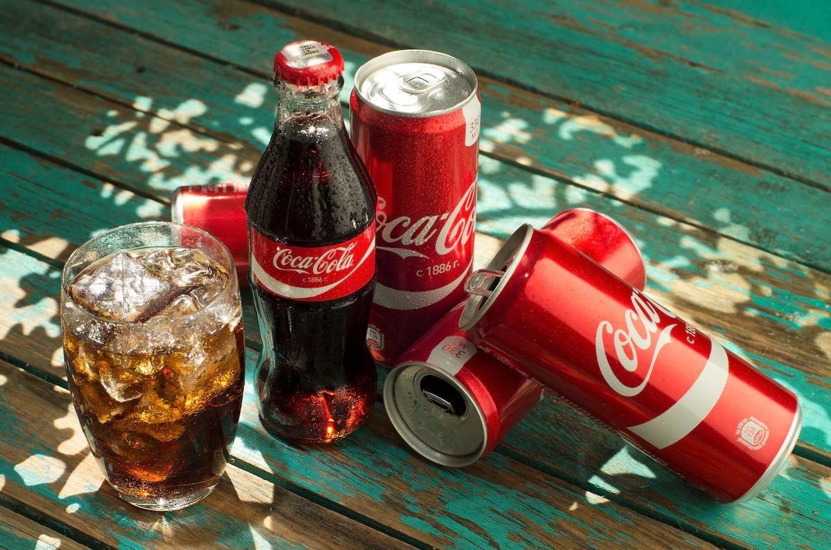 Palette de bouteilles Coca-Cola en stock dans l'entrepôt N&Y TRADE